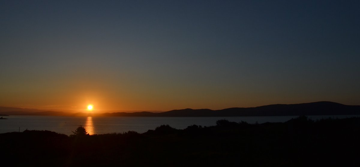 Sunrise in the east casts a warm glow on #BantryBay for another splendid day in #westcork ...#éirinagréine...