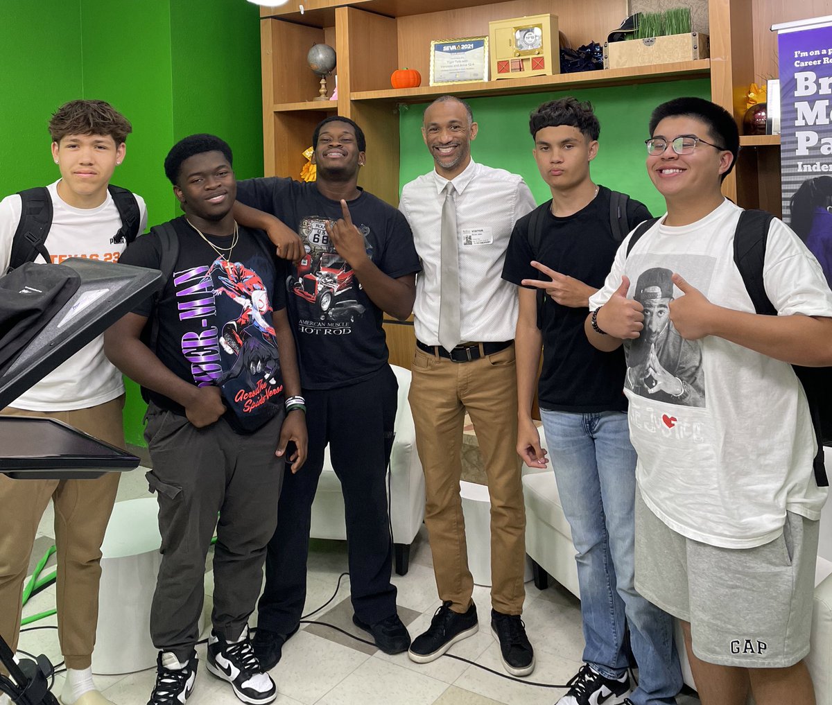 heykevinjohn's tweet photo. Was blessed to be the guest speaker at Inderkum High School today. I spoke to several classes filled with energetic and amazing mass media students. These students are bright, talented, and will be taking over in the future! Thanks for having me Mrs. May! 

@IHSTigerSports @AthleticsNusd @NatomasUSD @Inderkum_FB @ABC10