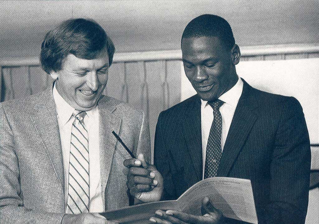 El 12 de septiembre de 1984, Michael Jordan firmó su primer contrato para jugar en la NBA con los Bulls. 

Que Jordan haya caído en Chicago fue, sin lugar a dudas, un juego perfecto del destino. Porque hubo una serie de hechos que se unieron para que esto suceda. 

Avancemos.
