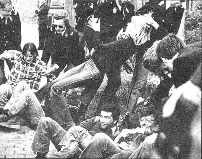Nutwerk's tweet photo. Wegblokkade tegen het dumpen van kernafval in zee. Velsen 1978 #aanwezig | #NLRebellion https://t.co/o9Vz0jjs2Y
