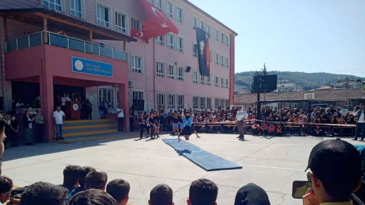 Hataylı Gazeteci Mustafa Dilek: 

"Bu sabah okula ilk kez giden bir 5. Sınıf öğrencisi, okula girdikten 15-20 dakika sonra gözyaşları içinde babasını arıyor. 'Baba beni buradan al' diyor.

Baba alelacele okula geliyor ve ne olduğunu öğrenmeye çalışıyor.

Narlıca Atatürk