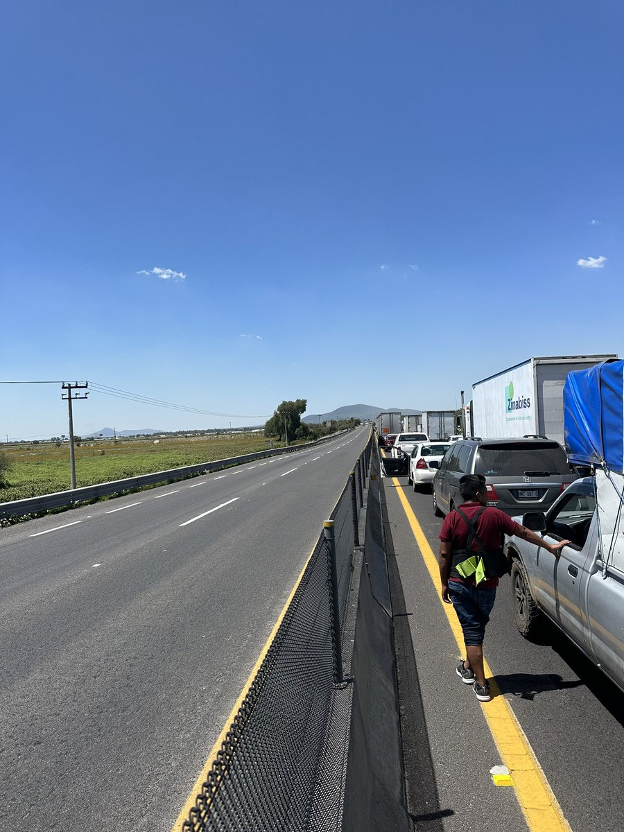 Alexcastell7's tweet photo. @CAPUFE saben qué pasó en el mexiquense , casi para llegar a Zumpango ? https://t.co/aHc7B4QZPY