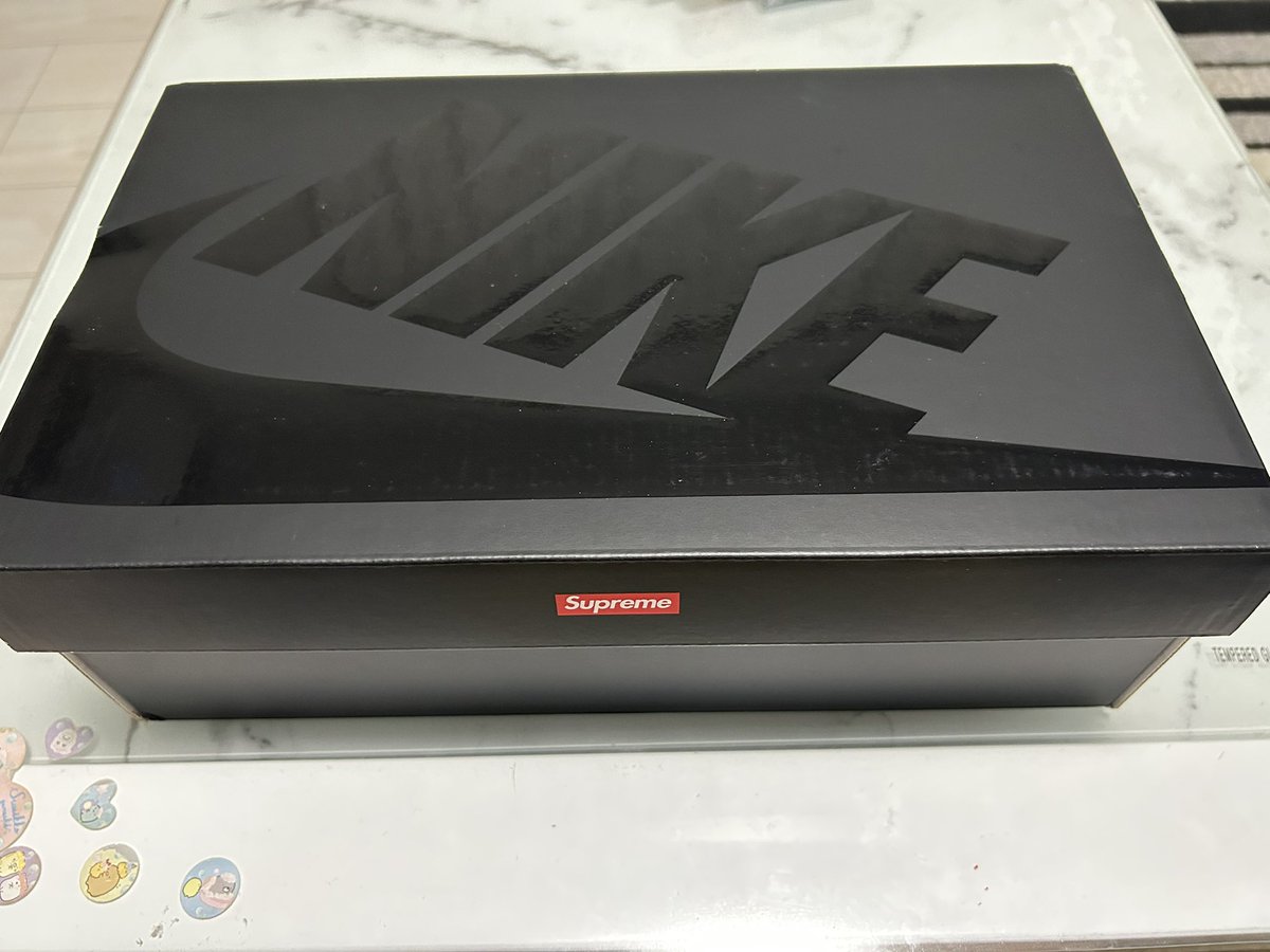 oniwako's tweet photo. 会社から2ヶ月半遅れの誕プレ届いた🎊
うれぴ🤗
#Nike
#supreme https://t.co/WBdkgjzlAK