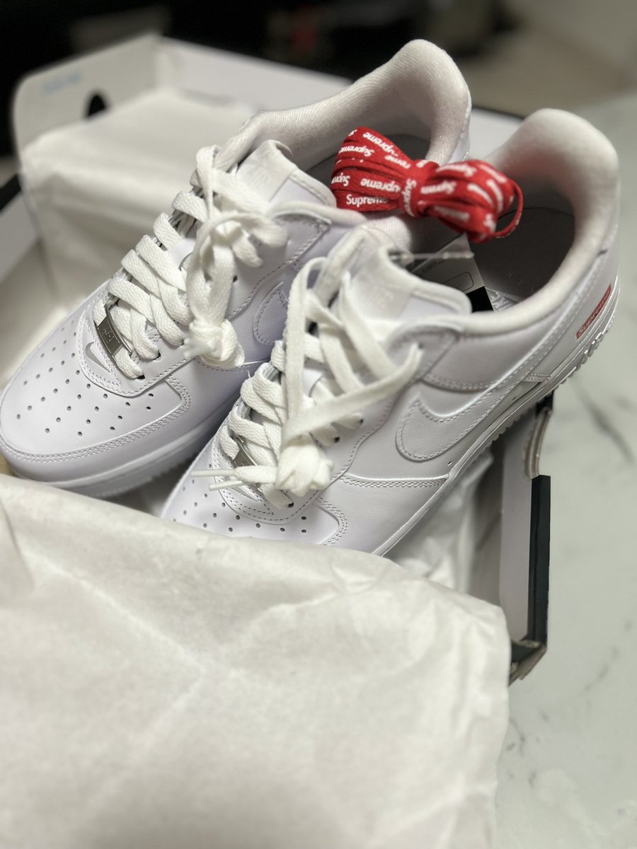 oniwako's tweet photo. 会社から2ヶ月半遅れの誕プレ届いた🎊
うれぴ🤗
#Nike
#supreme https://t.co/WBdkgjzlAK
