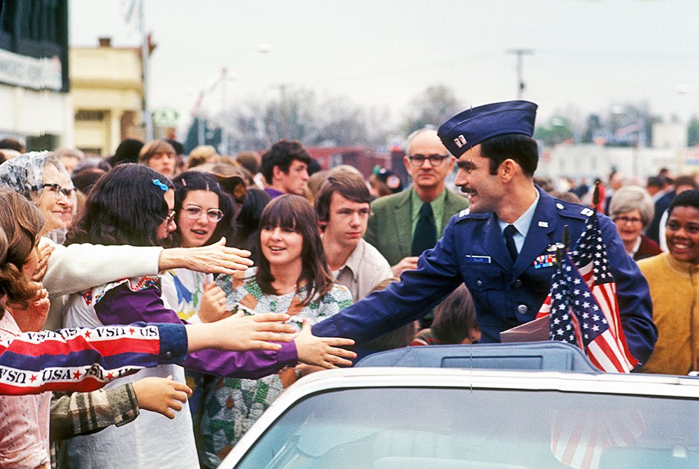 LeonLeeEllis's tweet photo. Historical Highlight for Sep 17, 2023 – “Welcomed Home with Open Arms” - Unlike most other Vietnam veterans, the returning POWs...wp.me/p8vddz-8qC
#Romance #Lovestory #Military #marriagegoals #Resilience #POW50th #VietnamPOW #Courage #Passion #CapturedbyLOve #LoveLessons https://t.co/FqCJaVUXQv