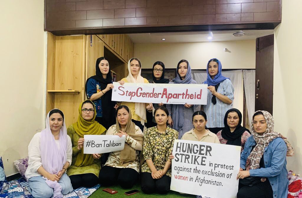 JavadAkbarii's tweet photo. @Sabera_akbarii, one of #WomenProtesters and women's rights activist living in 🇵🇰, who started a #HungerStrike following Tamana Paryani protest against #GenderApartheid and the exclusion of women by the Taliban in 🇦🇫, ended her hunger strike.
@abdullahahmadi
@omctorg
@hrw @UN https://t.co/XqYK7eCy0v