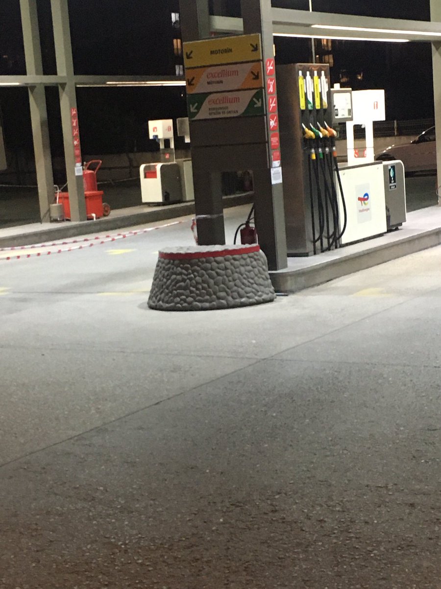 Burası atakent total rezilliğe bak gece yarısı zam gelecek diye komple istasyonu kapatmışlar <a href="/TotalEnergiesTR/">TotalEnergies Türkiye</a>