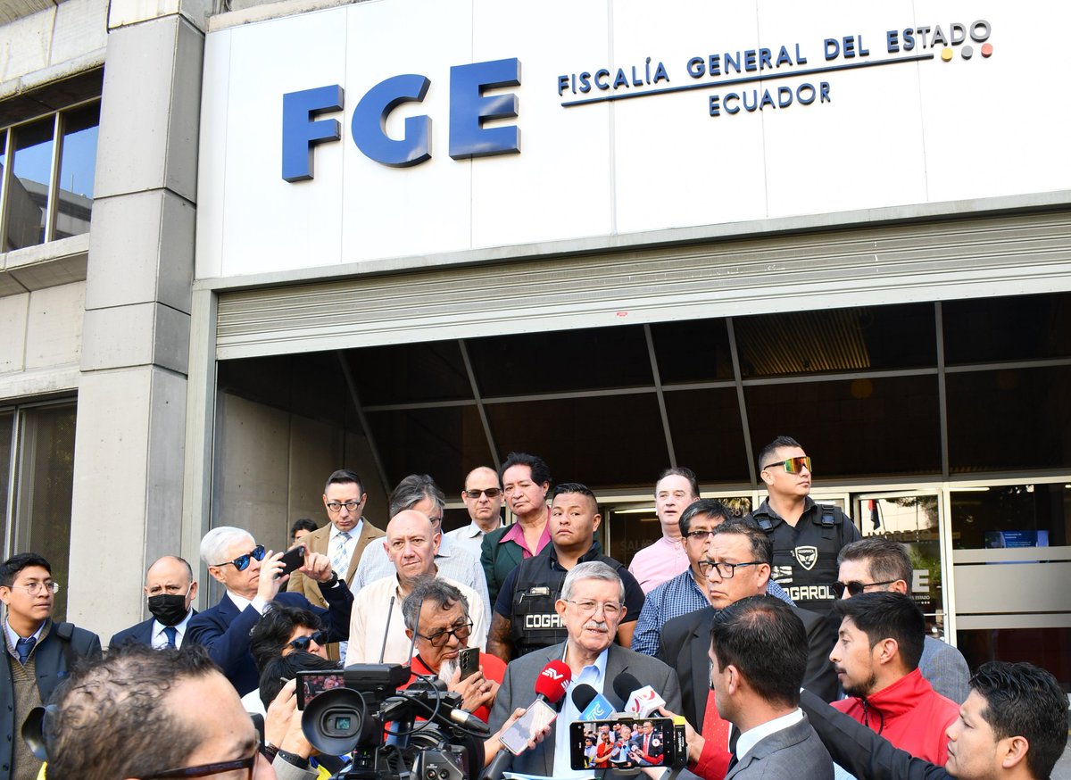 ElDatoEcua's tweet photo. #Urgente PRESENTAN DENUNCIA EN FISCALÍA CONTR DIANA ATAMAINT Y LOS VOCALES DEL CNE!
Contundentes pruebas materiales determinan graves irregularidades de manipulación de datos en Actas de escrutinio y de recuento que no coinciden con el Acta de Sufragantes.
El delito denunciado por FALSIFICACIÓN Y USO DE DOCUMENTO FALSO debe de inmediato dilucidarse con los peritajes que contundentemente respaldarán la acusación presentada.Esto incluye una de las grandes adulteraciones que se encontró en las Juntas Provinciales donde miles de actas fueron falsificadas por los propios Funcionarios del CNE. Manifestó el abogado, Oscar Ayerve . @OscarAyerve