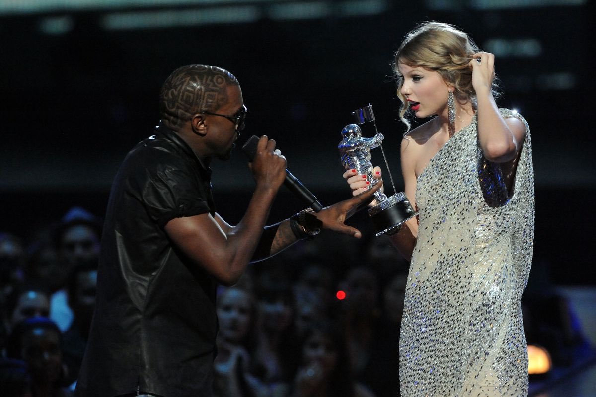 whynotmidia's tweet photo. Há 14 anos, acontecia o descobrimento de mais uma diva pop, Taylor Swift.

Kanye West é o responsável por tal ato. https://t.co/LZN8yszhyL