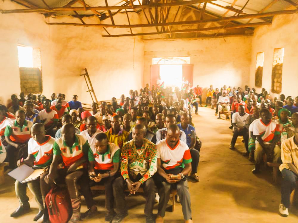 Bujacnddfdd's tweet photo. Kuri uyu wa 12/9/023, Umunyamabanga wa @CnddFdd muri komine nshasha ya #Mpanda  arikumwe na bureau yiwe, yasozereye ingendo zo kugendera abagumyabanga bo mu mazone yose agize iyo komine.
Uyu musi bakaba bagendeye  abagumyabanga bo muri zone #Mpanda, #Butanuka na zone #Musenyi. https://t.co/h89mFPrZBi