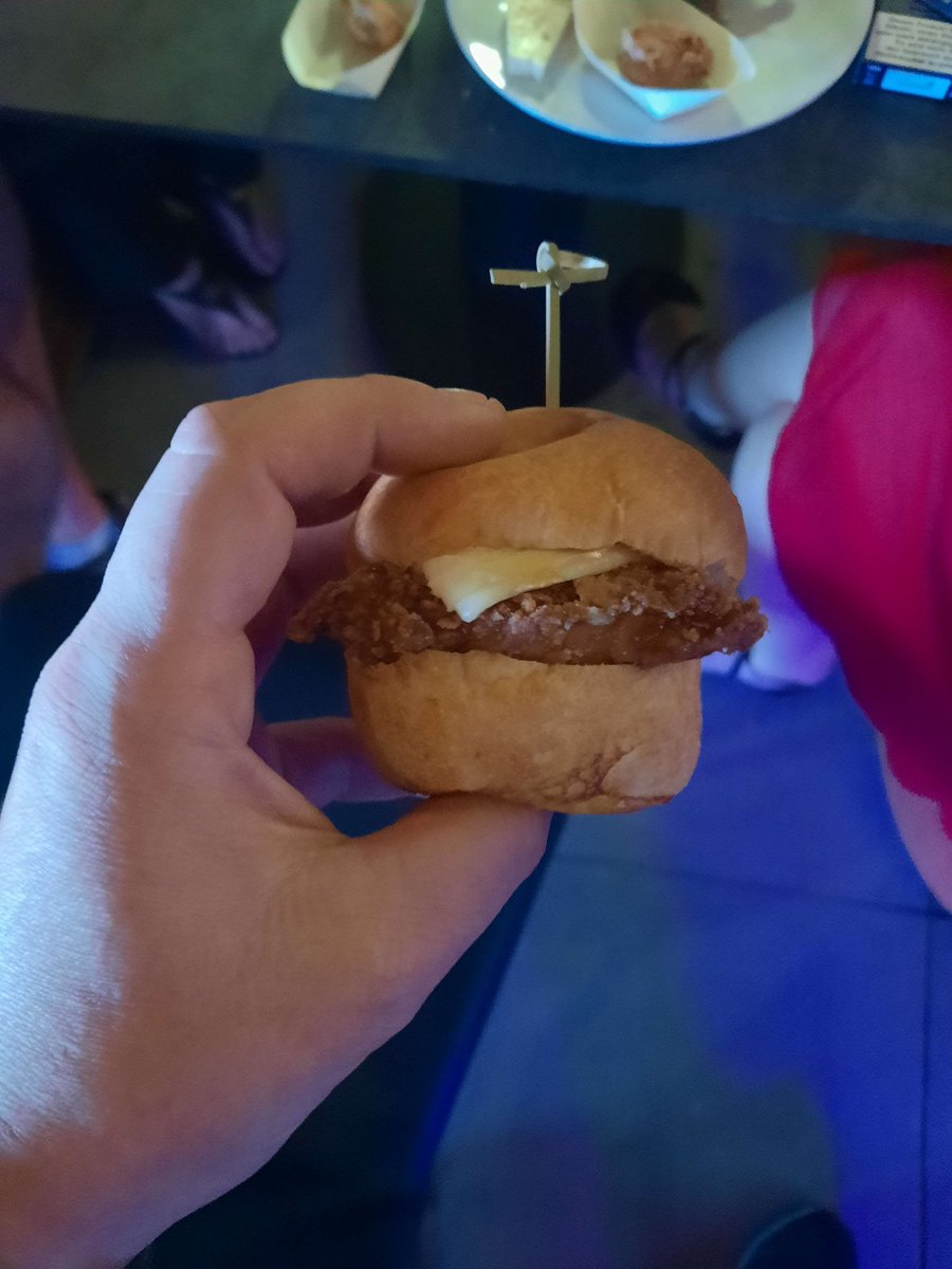Queen1Crypto's tweet photo. GG #WellyFriends 
#WellyBytes FTW 🤩🍔 https://t.co/LiMo8T6fz8