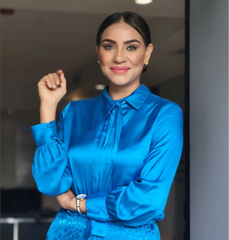 ColorVisionC9's tweet photo. Nuestra bella @nairobiviloria te invita a ver esta tarde a @SIN24Horas #YMuchoMas a las 7:00 PM por Color Vision Canal 9 👉https://t.co/YHIEKPSxfS https://t.co/AMFfLNC7rY