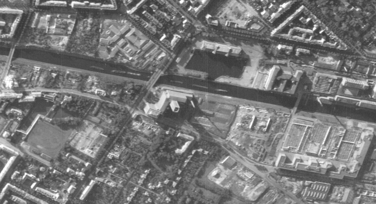 Archivtier's tweet photo. @Pressemuseum @kreuzberged es gibt auch noch ein #Luftbild 1954 und ein Luftbild vom 31.05.1944, das den Bereich ums #Ullsteinhaus in #Tempelhof zeigt. 1944 lassen sich dort die Standorte der #Zwangsarbeitslager in der Umgebung erkennen (teilweise zerstört). @dznsza @FreiburgFabiano https://t.co/VbsrBahhaK https://t.co/4UNW7dwXxZ