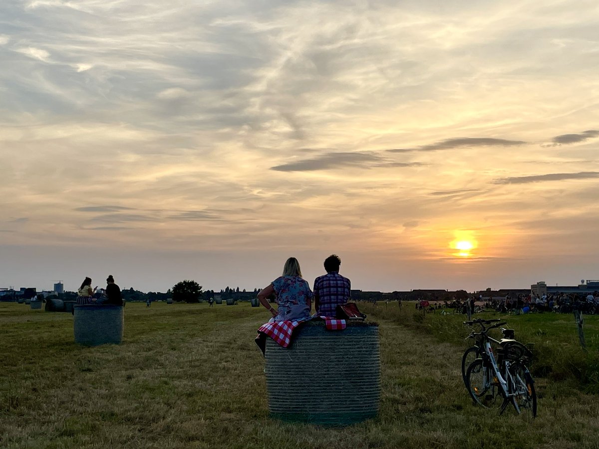 Saying goodbye to Berlin’s summer from atop a hay bale. It was so good while it lasted, especially this second round of summer ☀️

#TempeloferFeld