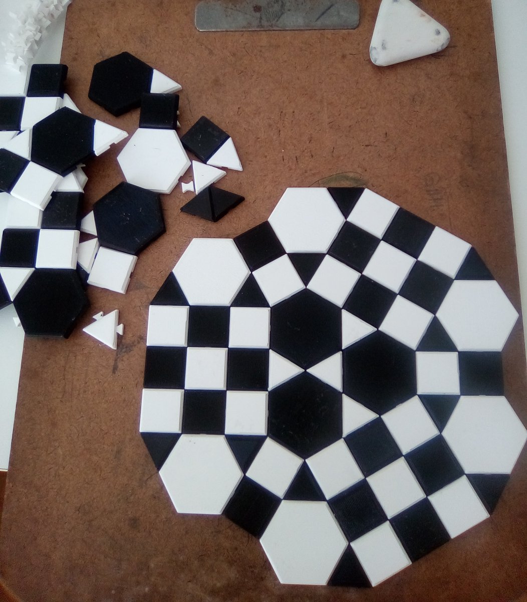 Introscopia's tweet photo. #3dprinted  Alien Chessboard!
@cheque_soto https://t.co/SrM5BgrZbE