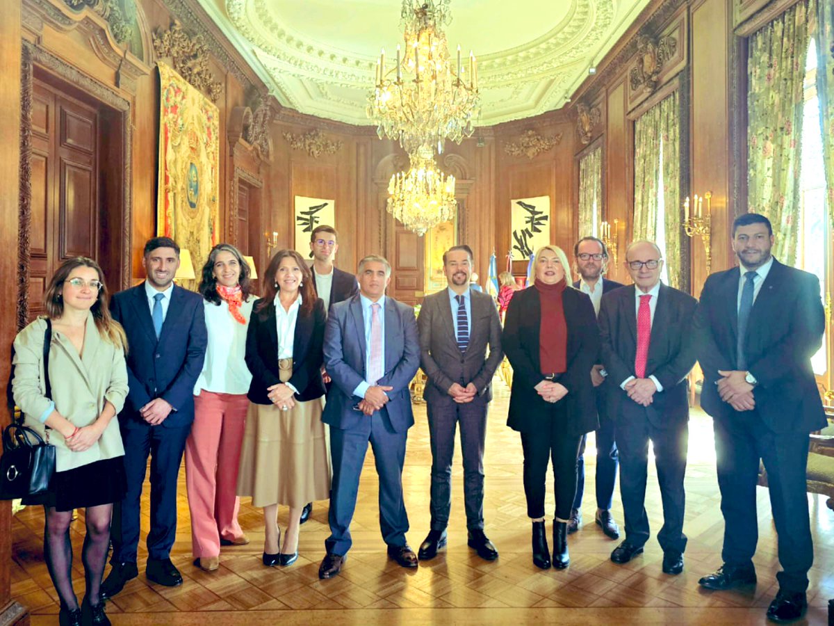 Hoy tuve el placer de recibir por primera vez a legisladores del Grupo de Amistad con Francia de la Cámara de Diputados de la Nación. Durante este fructífero encuentro evocamos las numerosas cooperaciones que unen a 🇫🇷🇦🇷 así como la importancia de la diplomacia parlamentaria. 1/2