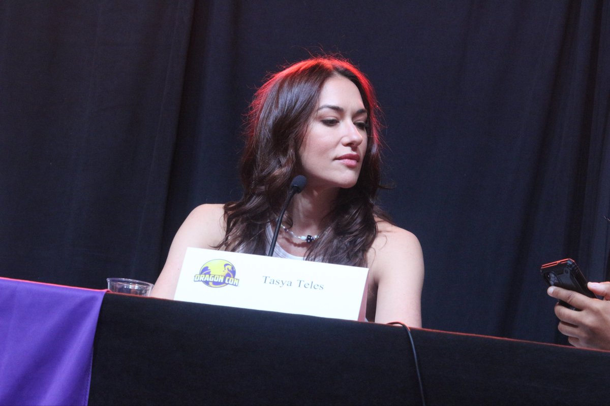 GroundersSource's tweet image. All smiles here! #The100 #Dragoncon2023