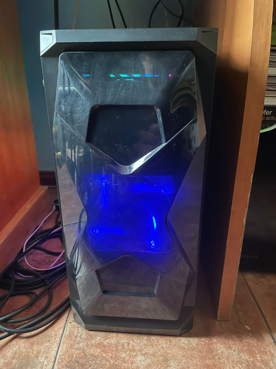 I5 10400 
Nvidia 2060 
500k un poco sucio pero en buen estado.