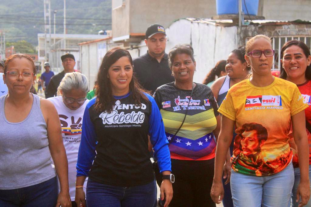 johanitakenpo's tweet photo. #12Sep Celebramos los 15 años de la @JuventudPSUV trabajando por nuestra gente; nos hemos venido a la calle Cedeño de Colinas de San Joaquín donde llevamos a cabo la sustitución de 160 metros de tuberías de aguas servidas en el marco del 1x10 del Buen Gobierno #MundoPluripolar https://t.co/zhK2QN6Uz3