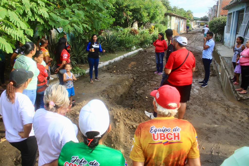johanitakenpo's tweet photo. #12Sep Celebramos los 15 años de la @JuventudPSUV trabajando por nuestra gente; nos hemos venido a la calle Cedeño de Colinas de San Joaquín donde llevamos a cabo la sustitución de 160 metros de tuberías de aguas servidas en el marco del 1x10 del Buen Gobierno #MundoPluripolar https://t.co/zhK2QN6Uz3
