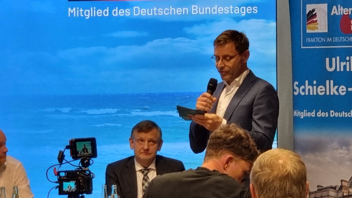 MdLFernandes's tweet photo. Unter dem Motto #AfDvorOrt ist der heutige #Bürgerdialog in #WarenMürtz ein voller Erfolg geworden. Nicht nur die Themen, wie der #10Punkteplan #Heizungsgesetz und #Lastenausgleich haben die Bürger heute Abend reichlich erscheinen lassen, sondern wohl auch die Möglichkeit einem der 5 anwesenden Abgeordneten die Fragen stellen zu können, die jedem auf der Seele brennen. Gemeinsam mit @EnricoKomning , @ulschzi , @Leif_Erik_Holm und dem weit angereisten @KayGottschalk1, haben wir denke ich ein breites Programm an Inhalten rüberbringen können. Die große Resonanz zeigt, daß die #AfD von den Menschen als echte Alternative zur Ampelregierung  angesehen wird. Es ist deutlich zu merken, daß uns die Regierungskompetenz nun zugetraut wird. Danke nochmals an die ca. 70 Bürger die heute Abend den Weg in den #Bürgersaal gefunden haben.

#AfD #MV