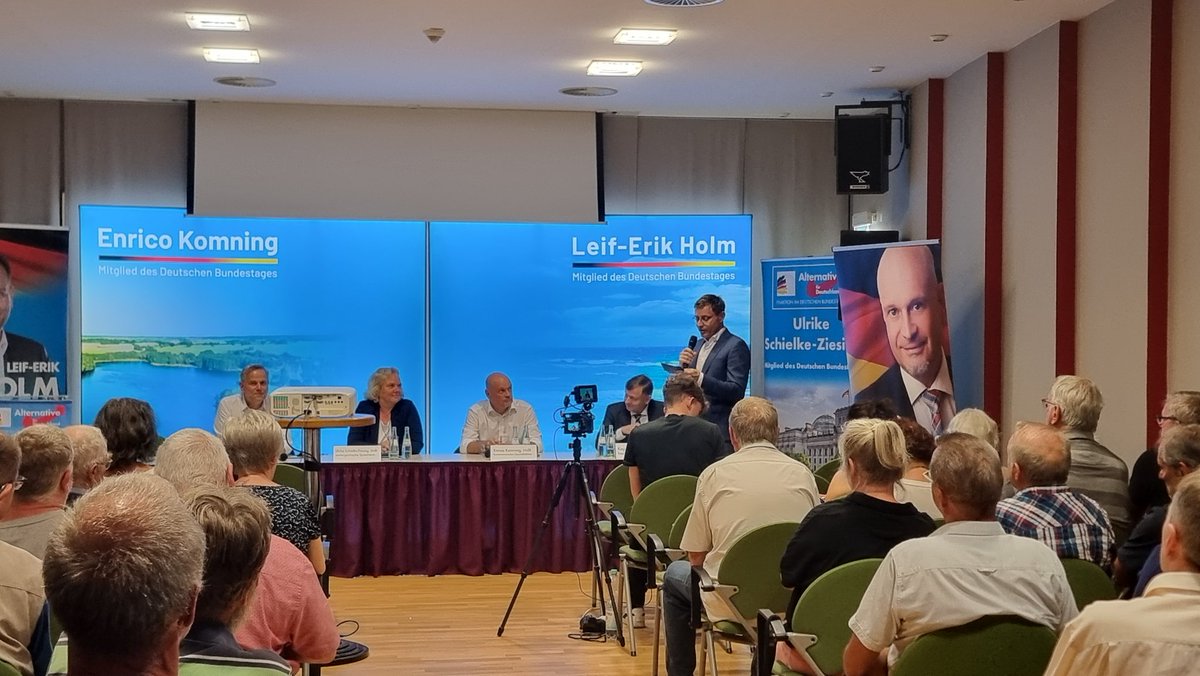 MdLFernandes's tweet photo. Unter dem Motto #AfDvorOrt ist der heutige #Bürgerdialog in #WarenMürtz ein voller Erfolg geworden. Nicht nur die Themen, wie der #10Punkteplan #Heizungsgesetz und #Lastenausgleich haben die Bürger heute Abend reichlich erscheinen lassen, sondern wohl auch die Möglichkeit einem der 5 anwesenden Abgeordneten die Fragen stellen zu können, die jedem auf der Seele brennen. Gemeinsam mit @EnricoKomning , @ulschzi , @Leif_Erik_Holm und dem weit angereisten @KayGottschalk1, haben wir denke ich ein breites Programm an Inhalten rüberbringen können. Die große Resonanz zeigt, daß die #AfD von den Menschen als echte Alternative zur Ampelregierung  angesehen wird. Es ist deutlich zu merken, daß uns die Regierungskompetenz nun zugetraut wird. Danke nochmals an die ca. 70 Bürger die heute Abend den Weg in den #Bürgersaal gefunden haben.

#AfD #MV