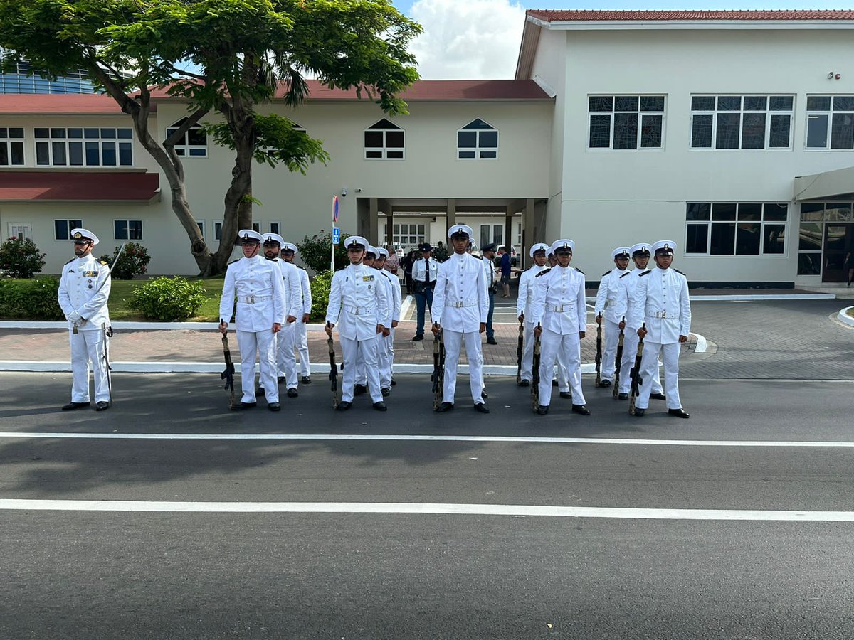 C_ZMCARIB's tweet photo. Defensie heeft traditiegetrouw het ceremonieel verzorgd tijdens de Opening der Staten op Aruba, Sint Maarten en Curaçao. De militaire presentatie benadrukt de band tussen de krijgsmacht en het politiek bestel. 

#openingderstaten https://t.co/YA7D7HwEhZ