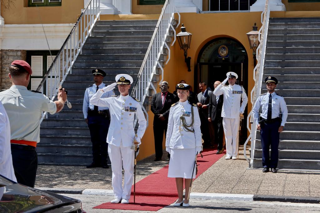 C_ZMCARIB's tweet photo. Defensie heeft traditiegetrouw het ceremonieel verzorgd tijdens de Opening der Staten op Aruba, Sint Maarten en Curaçao. De militaire presentatie benadrukt de band tussen de krijgsmacht en het politiek bestel. 

#openingderstaten https://t.co/YA7D7HwEhZ