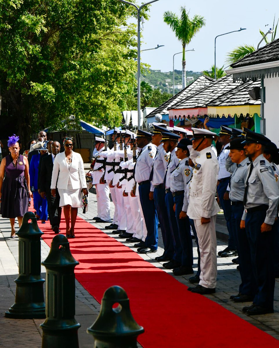 C_ZMCARIB's tweet photo. Defensie heeft traditiegetrouw het ceremonieel verzorgd tijdens de Opening der Staten op Aruba, Sint Maarten en Curaçao. De militaire presentatie benadrukt de band tussen de krijgsmacht en het politiek bestel. 

#openingderstaten https://t.co/YA7D7HwEhZ