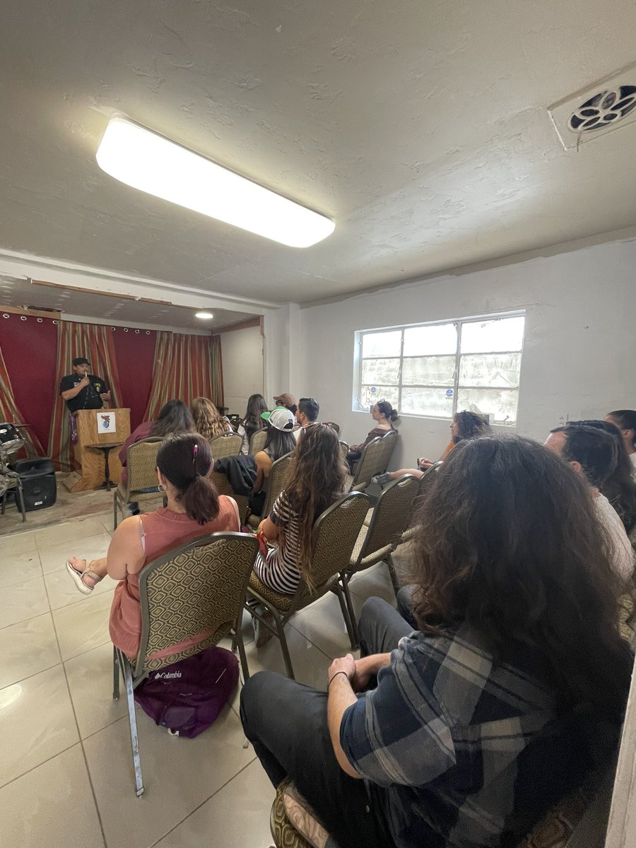 LilianaSotoAZ's tweet photo. Thankful for Capellanes del Desierto & the time they took to talk to my students about their efforts & self funded mission to search & rescue migrants in the Arizona desert #borderreporting @uazjschool https://t.co/6a25TOzE4Q