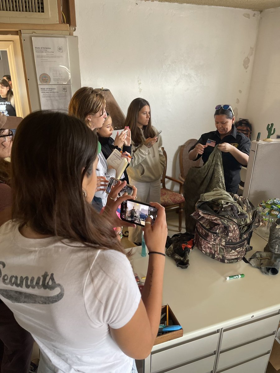 LilianaSotoAZ's tweet photo. Thankful for Capellanes del Desierto & the time they took to talk to my students about their efforts & self funded mission to search & rescue migrants in the Arizona desert #borderreporting @uazjschool https://t.co/6a25TOzE4Q