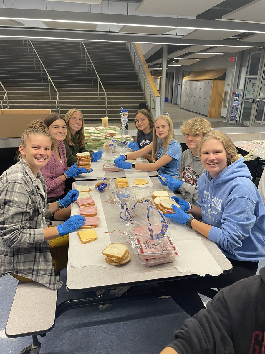 gunnlccd's tweet photo. Early bird gets the worm for this group of @CountryDay US students! They helped make 300 sandwiches to be delivered to @Rdailybread! 🥪#wearecountryday #virtueinaction https://t.co/zzSKaFKuOW