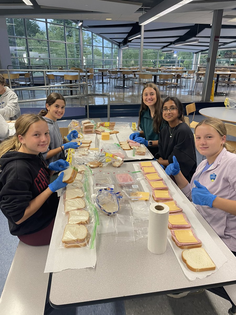 gunnlccd's tweet photo. Early bird gets the worm for this group of @CountryDay US students! They helped make 300 sandwiches to be delivered to @Rdailybread! 🥪#wearecountryday #virtueinaction https://t.co/zzSKaFKuOW