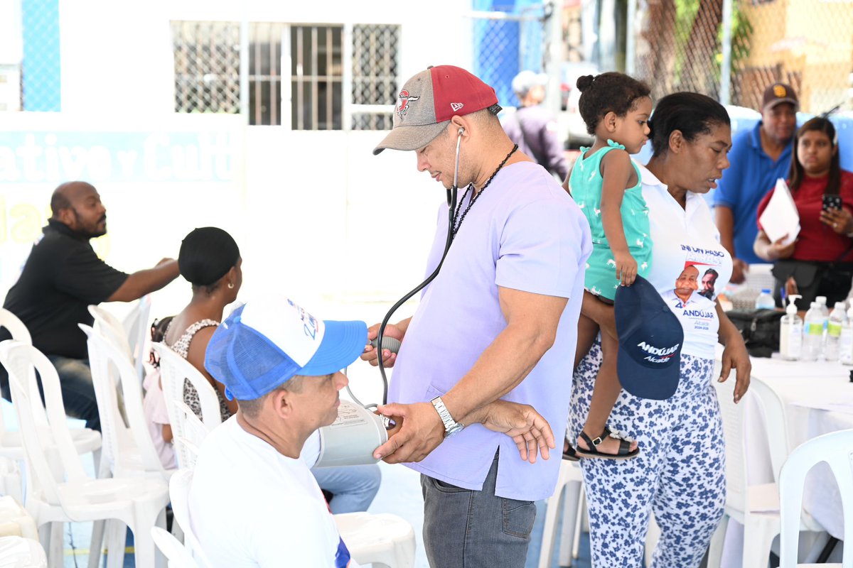 AlcaldiaSDO's tweet photo. El sector Iván Guzmán Klang se convirtió en el epicentro del programa “Alcaldía En Tu Barrio”, brindando a sus residentes la oportunidad de acceder a consultas generales, servicios médicos y odontológicos, afiliaciones a @ARSSeNaSaRD y una amplia gama de servicios adicionales. 🌟 https://t.co/b3pEuuwgOg
