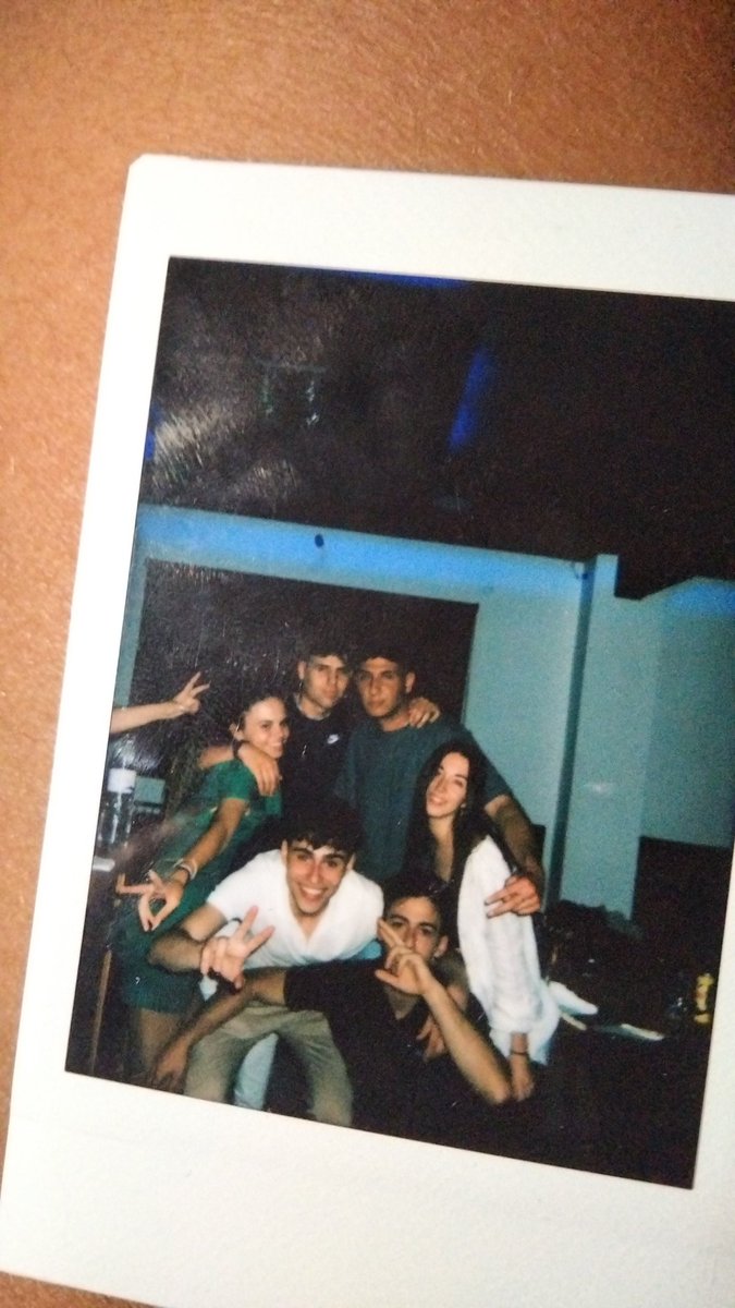 ConchaDg99's tweet photo. AYUDA GENTE!! Necesito encontrar a estas personas y devolver algo importante, así que POR FAVOR ayudadme a COMPARTIR esta imagen hasta llegar a algunx de ellos.  🙏🙏🙏🙏🙏🙏
(Estoy en lanzarote) https://t.co/y9dDqmJXKG