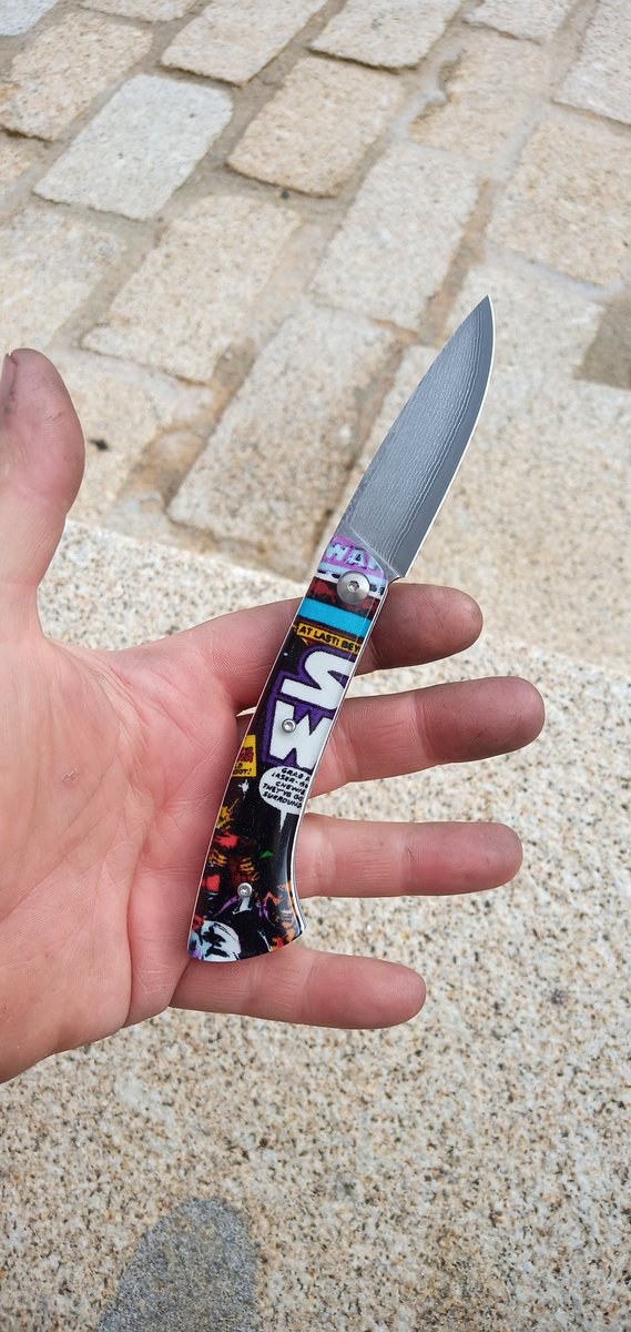 Couteaudumitou's tweet photo. Bonjour à tous
Voilà un #couteau pliant St Niz piémontais
Sa lame est en suminagashi VG10
Vis d'axe en titane 
Son manche est en inclusion de tissu #StarWars dans de la résine par Mercorne
Il mesure 18 cm pour 7,5 cm de lame
#madeinfrance #faitmain #handmade #artisanat #knife https://t.co/sPZkz0rmzr