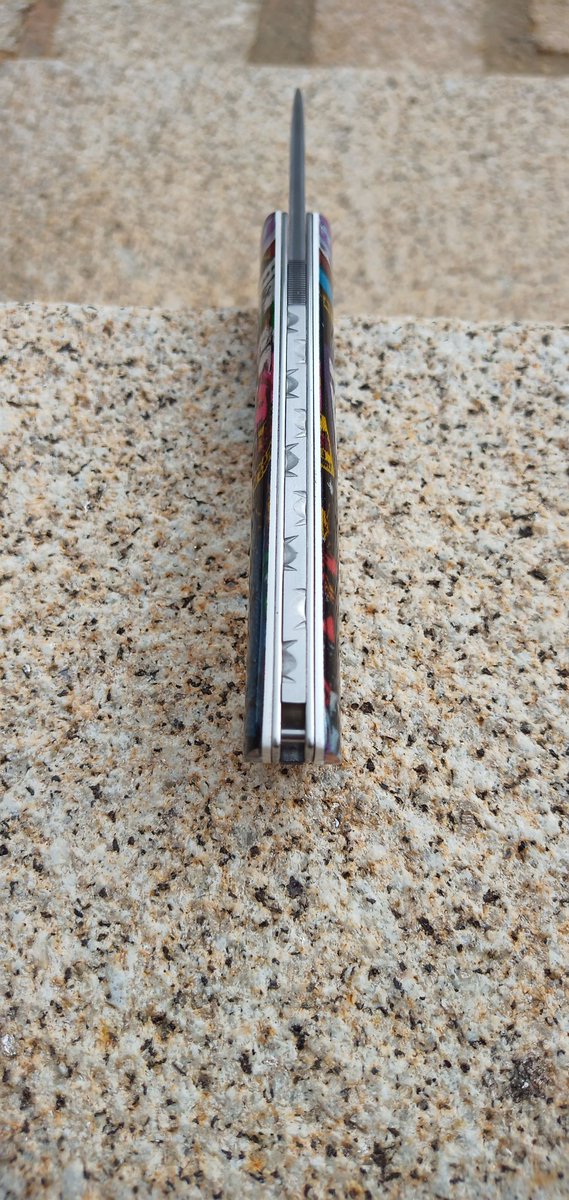 Couteaudumitou's tweet photo. Bonjour à tous
Voilà un #couteau pliant St Niz piémontais
Sa lame est en suminagashi VG10
Vis d'axe en titane 
Son manche est en inclusion de tissu #StarWars dans de la résine par Mercorne
Il mesure 18 cm pour 7,5 cm de lame
#madeinfrance #faitmain #handmade #artisanat #knife https://t.co/sPZkz0rmzr