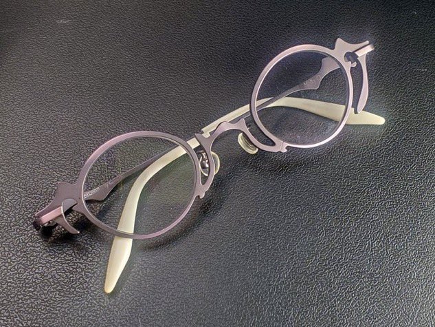 Himawar64712780's tweet photo. 当時、別の #メガネ 🕶️探し中発見👀
その時は目的の #眼鏡 👓を購入したが忘れられず後日ショップに📞して抑えてもらった想い出の一品。
この色も好きでオーダーで同じ色にメッキしてもらった他社フレームも所持😜
✅詳細は公式へ ➡️ @kagero_dw
#影郎デザインワークス
#MeltyO
#STORIO (👓ケース) https://t.co/c41QV8WbMr