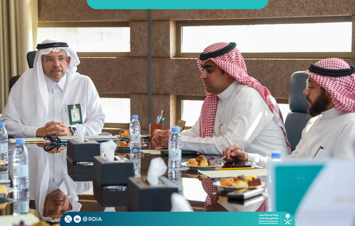 SaudiRDI's tweet photo. اجتمع وفد هيئة #الابتكار مع نائب رئيس جامعة الملك عبدالعزيز للدراسات والبحث العلمي والقيادات البحثية بالجامعة لمناقشة أوجه التعاون المشترك بين الجهتين واستعراض دور المراكز البحثية لتحقيق التطلعات الوطنية للبحث والتطوير والابتكار وبرامج المنح لدعم أنشطتها البحثية. https://t.co/9YwmqWyXLz