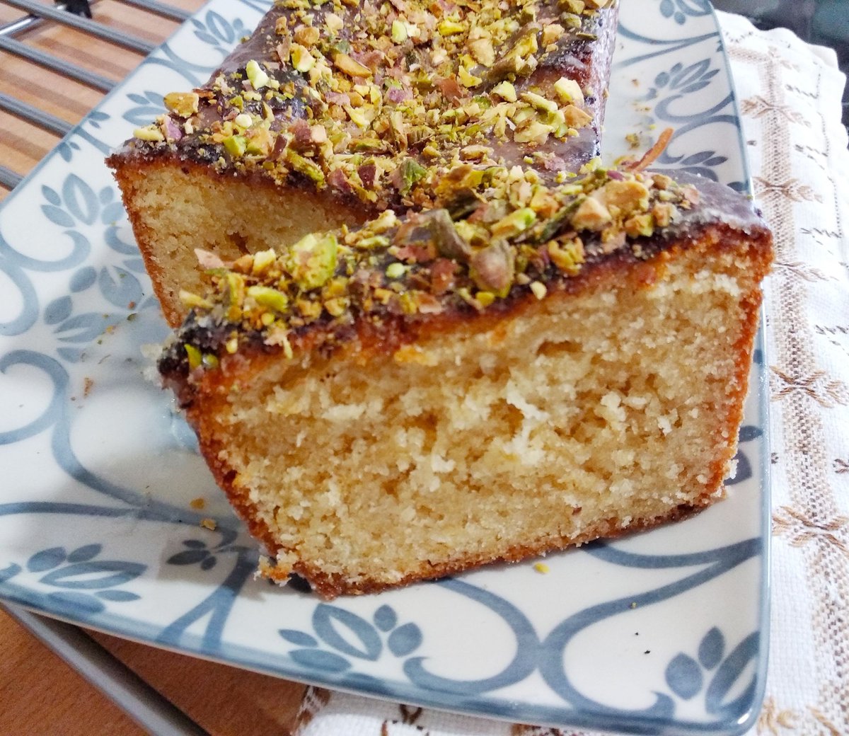 paladealo's tweet photo. ¡Recién salido del horno!  *BIZCOCHO DE COCO CON GLASEADO DE LIMÓN Y PISTACHOS* Receta 👇 📝https://t.co/83bY10fdjy ¡Delicioso! 👌💯😋 buenas noches 🤗 https://t.co/Hh7jLgLRcR