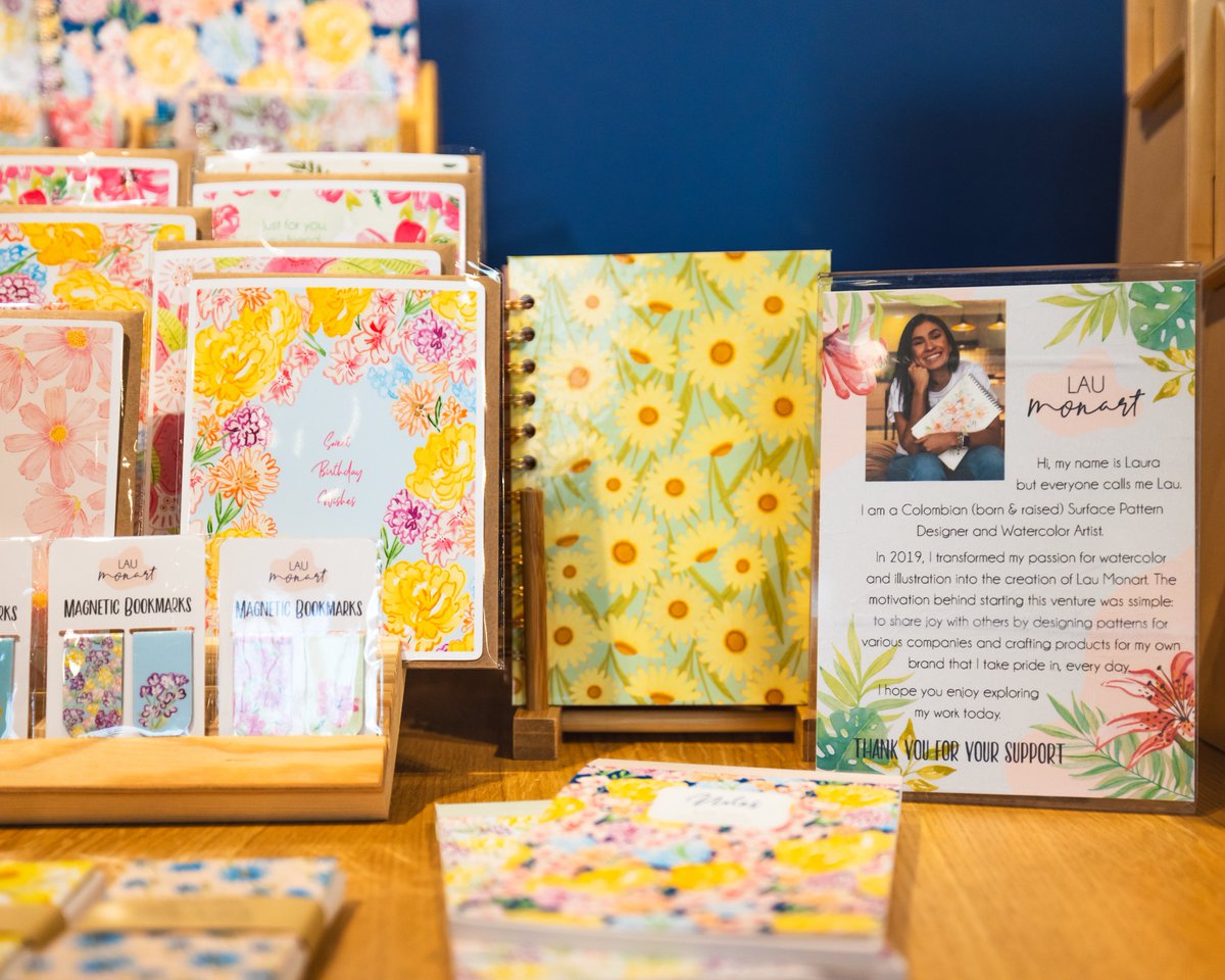 BedrockDetroit's tweet image. #MonthofDesign is in full swing in #Detroit! The Shop + See installations with @designcoredet have brought an artistic flare to downtown retailers’ storefronts! Here is a look at some of the collaborations that you can see! 🛍️

Milk + Froth x @tonywhlgn 
@TheLipBar  x Natalie…