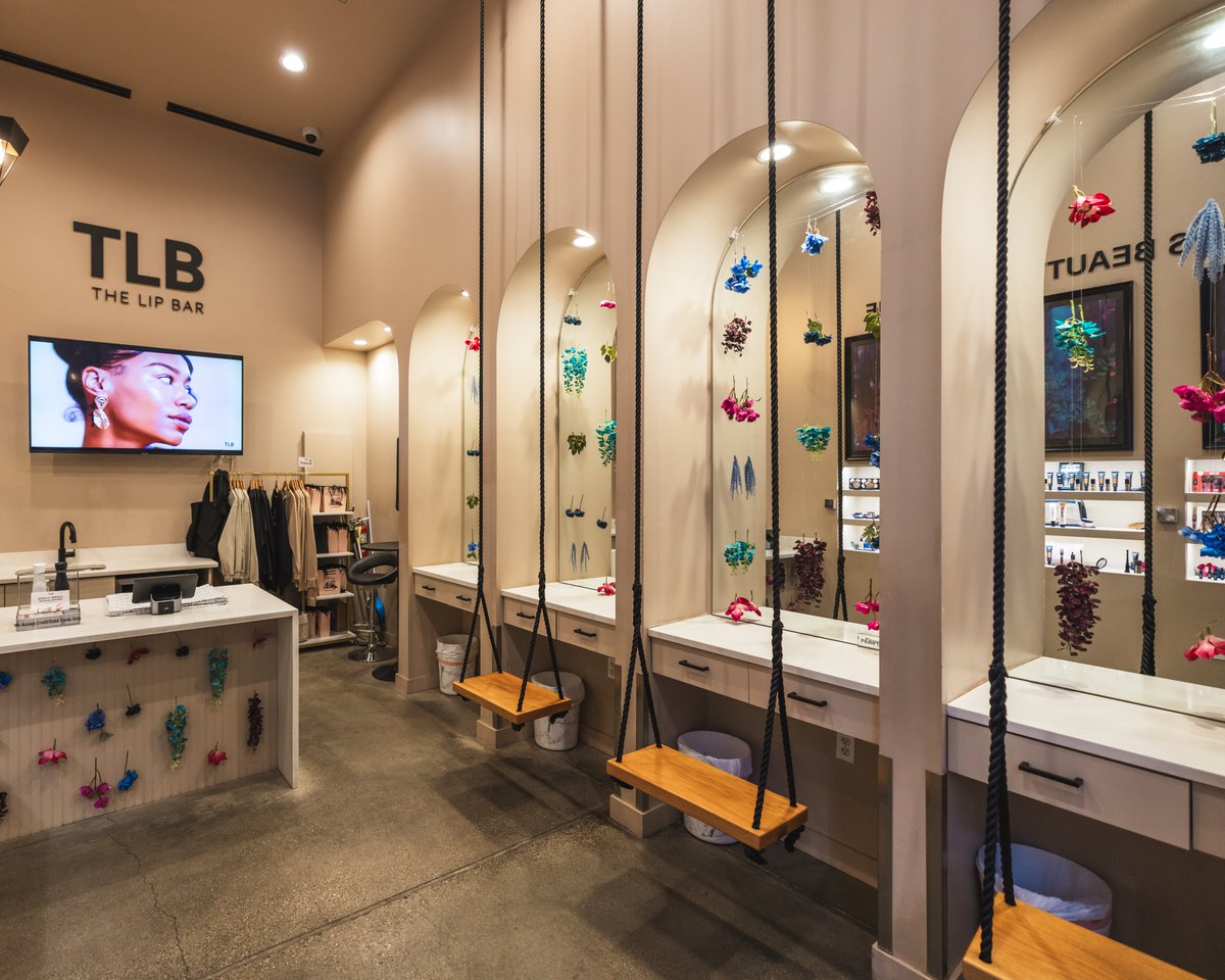 BedrockDetroit's tweet image. #MonthofDesign is in full swing in #Detroit! The Shop + See installations with @designcoredet have brought an artistic flare to downtown retailers’ storefronts! Here is a look at some of the collaborations that you can see! 🛍️

Milk + Froth x @tonywhlgn 
@TheLipBar  x Natalie…