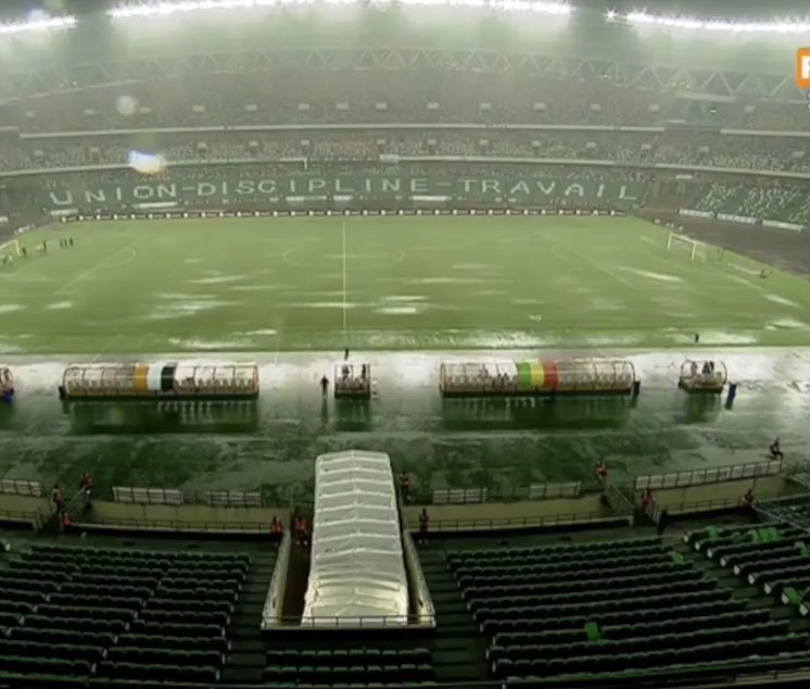 NationMali's tweet photo. Petite pluie, la pelouse INJOUABLE ! CATASTROPHIQUE ! https://t.co/7KlIh34aBL