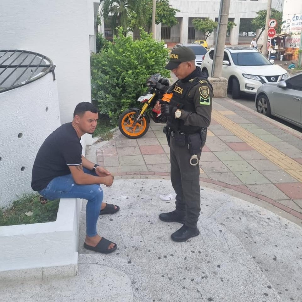 PoliciaBquilla's tweet photo. Unidades de la #Recar, realizan actividades de registro a personas y solicitud de antecedentes en los alrededores de las entidades financieras del sector norte de la ciudad. #SeguridadEnElTerritorio #DiosYPatria https://t.co/F59KCwvsQk