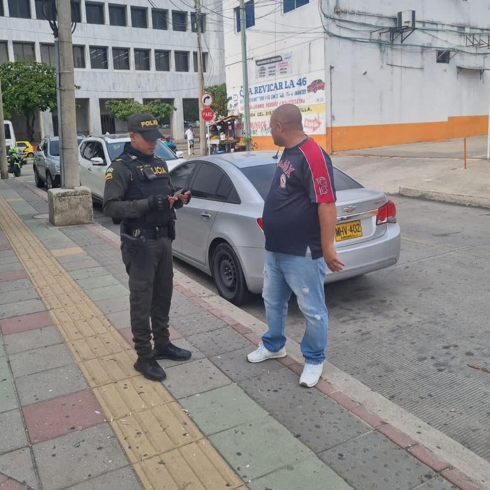 PoliciaBquilla's tweet photo. Unidades de la #Recar, realizan actividades de registro a personas y solicitud de antecedentes en los alrededores de las entidades financieras del sector norte de la ciudad. #SeguridadEnElTerritorio #DiosYPatria https://t.co/F59KCwvsQk