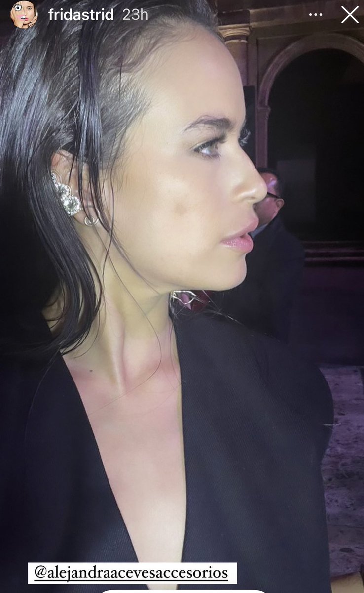 alejandraaceves's tweet image. Hermosa mi amiga la actriz @fridastrid con accesorios de mi diseño, en los Arieles.
Aquí con #Iñárritu