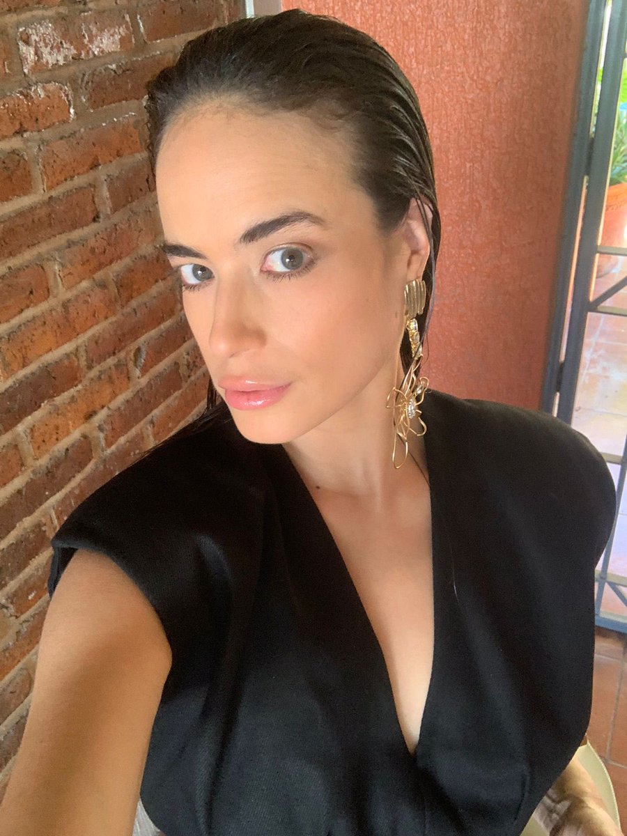 alejandraaceves's tweet image. Hermosa mi amiga la actriz @fridastrid con accesorios de mi diseño, en los Arieles.
Aquí con #Iñárritu