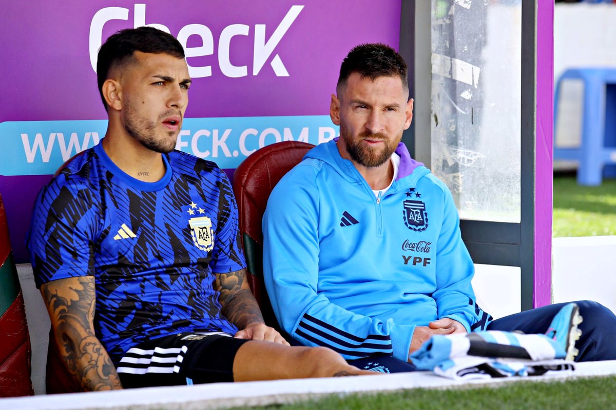 B24PT's tweet photo. Apesar de saber que não ia jogar para descansar, Messi quis ficar com a seleção argentina e acompanhou os colegas no jogo na Bolívia. (@TyCSports) https://t.co/FUVTk0mmpW