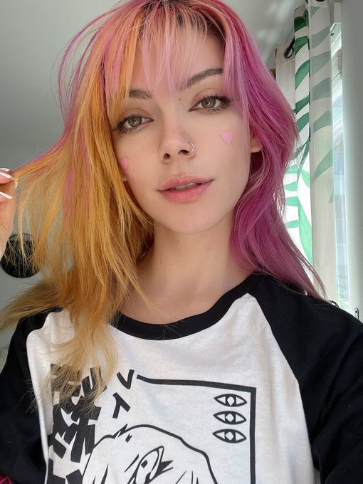 single, btw.⭐️ https://t.co/vfC4ZX4VXI