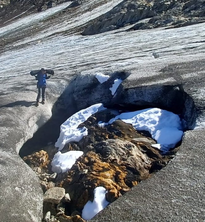 matthias_huss's tweet image. Alpine #glaciers continue to fall apart...
Last year (left) we discovered bedrock in a crevasse in the middle of Griesgletscher, indicating very small ice thickness. 
Same location yesterday (right). 
Amazed again and again how fast the loss is unfolding!
@VAW_glaciology